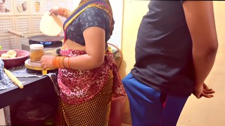 Desi bhabhi kitchen me khana bana rahi thi tabhi devar ne piche le bhabhi ki 